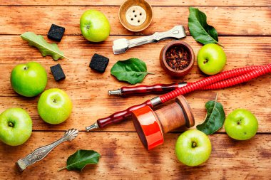 Doğu tütünü. Yeşil elma aromalı Türk nargilesi..