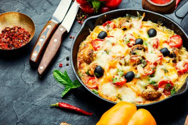 Tavuk göğsü, domates ve peynirli İtalyan pizzası. Masada lezzetli bir pizza.