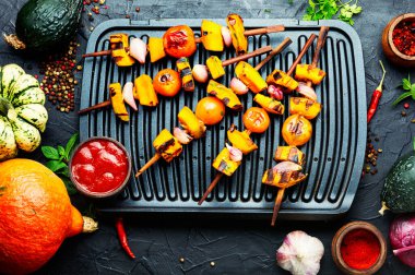 Vejetaryen lezzetli balkabağı ve domates çorbası. Şişte kızartılmış balkabağı..