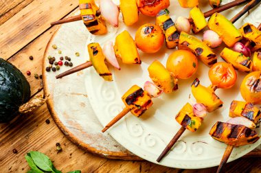 Vejetaryen balkabağı ve sarı domates kebabı. Şişte kızartılmış balkabağı..