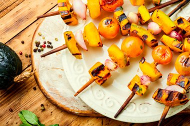 Vejetaryen balkabağı ve sarı domates kebabı. Şişte kızartılmış balkabağı..