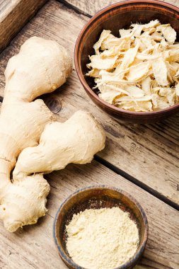 Kırsal ahşap arka planda kurumuş organik zencefil