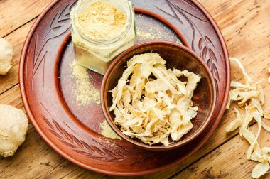 Kırsal ahşap arka planda kurumuş organik zencefil