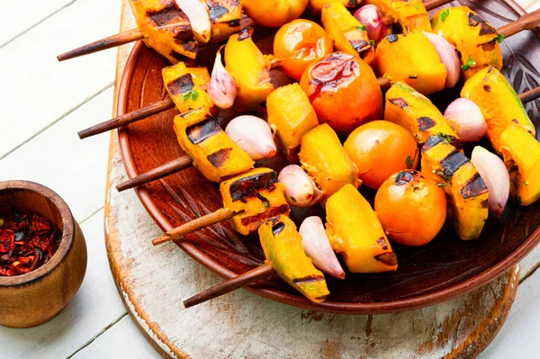 Vejetaryen balkabağı ve sarı domates kebabı. Şişte kızartılmış balkabağı..