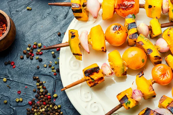 Kızarmış vejetaryen şiş, balkabağı, kiraz domates ve soğan.