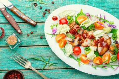 Domates, salatalık, marul ve biftekli iştah açıcı salata. Izgara biftek.