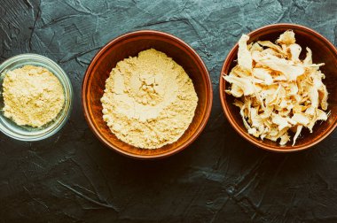 Kuru zencefil ve zencefil dilimleri.