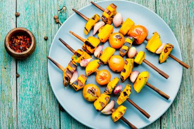 Kızarmış vejetaryen şiş, balkabağı, kiraz domates ve soğan.
