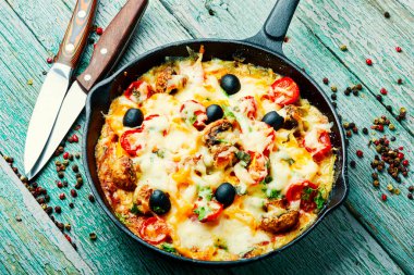 Tavuk göğsü, domates, peynir ve yaşam ile iştah açıcı pizza. Fırında pişmiş pepperoni pizza.