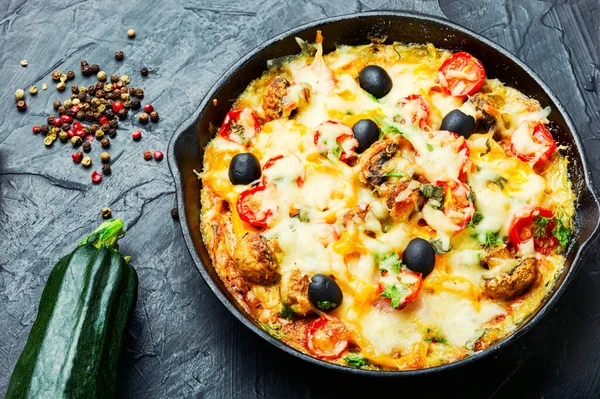 Tavuk göğsü, domates, peynir ve zeytinli İtalyan pizzası.