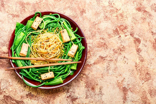 Asiatisk Vegetarisk Sallad Med Säsongsbetonade Grönsaker Och Spaghetti — Stockfoto