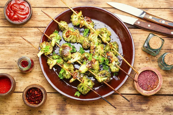 Kebab Vegetal Col Brócoli Sobre Fondo Rústico Madera —  Fotos de Stock