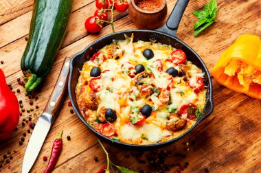 Tahta masada servis edilen lezzetli taze İtalyan pizzası. Lezzetli İtalyan pizzası.