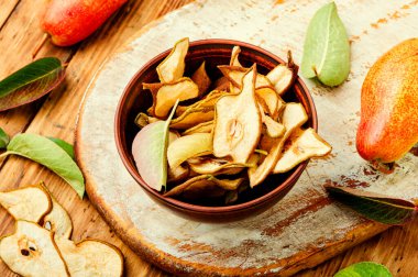 Dilimlenmiş armut parçaları. Kurumuş armut veya armut parçaları.