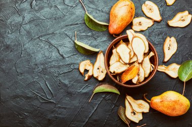 Dilimlenmiş armut parçaları. Kurumuş armut ya da armut parçaları. Kurumuş meyveler.