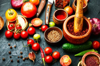 Sebzelerin evde korunması. Salatalık ve domates hasadı..