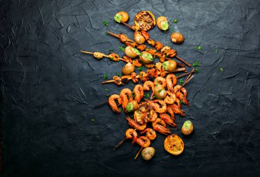 Ahşap şişte ızgara karides ve midye..