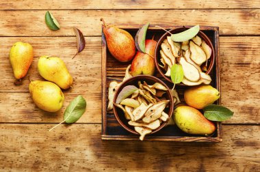 Dilimlenmiş armut parçaları. Kurumuş armut ya da kırsal ahşap arka planda armut parçaları.