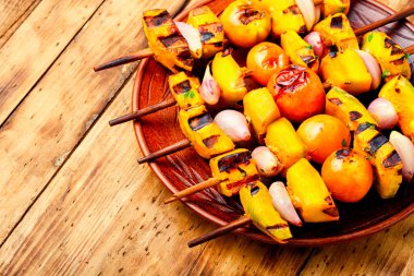 Kızarmış vejetaryen şiş, balkabağı, kiraz domates ve soğan.