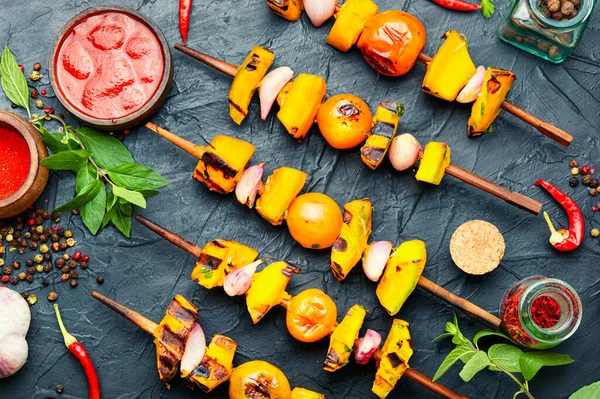 Vegetarische Pompoen Gele Tomaat Kebab Pompoen Gebakken Spiesjes — Stockfoto