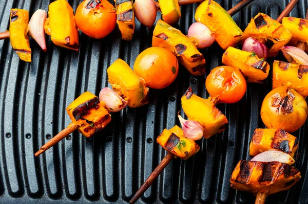 Espetos Vegetarianos Grelhados Com Abóbora Tomate Cereja Cebola — Fotografia de Stock