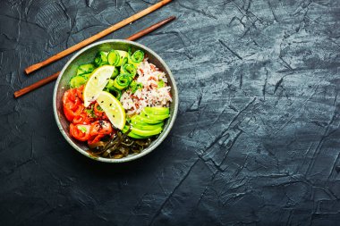 Somon ve sebzelerle dolu bir kase. Kopyalama alanı, metin için boşluk.