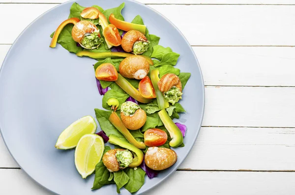 Appetizing Salad Spinach Tomato Pepper Snails — Stock Photo, Image