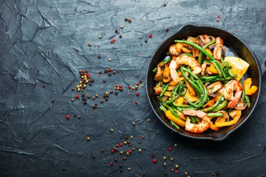 Karidesli salata, kuşkonmaz fasulyesi ve mantar.