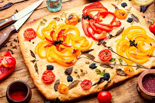 Hemlagad Italiensk Focaccia Med Paprika Tomater Basilika Och Oliver — Stockfoto