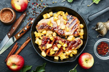 Pork entrecote aromatik sonbahar elmalarıyla pişiriliyor. Eti karamelli elmalarla iştah açıcı..