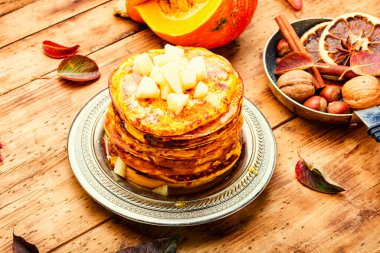 Ev yapımı balkabaklı gözleme yığını. Sonbahar krepleri.