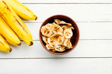 Bir kasede taze ve kurumuş muz.