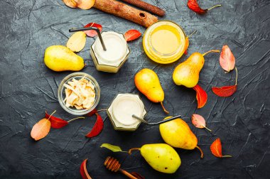 Armut ve zencefilli meyve püresi ve düşmüş yapraklar. Bir kavanoz meyve püresi.