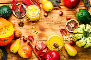 Sonbahar arkaplanı mevsimlik sonbahar meyveleri, kabaklar ve fındıklar. Sonbahar doğa kavramı.