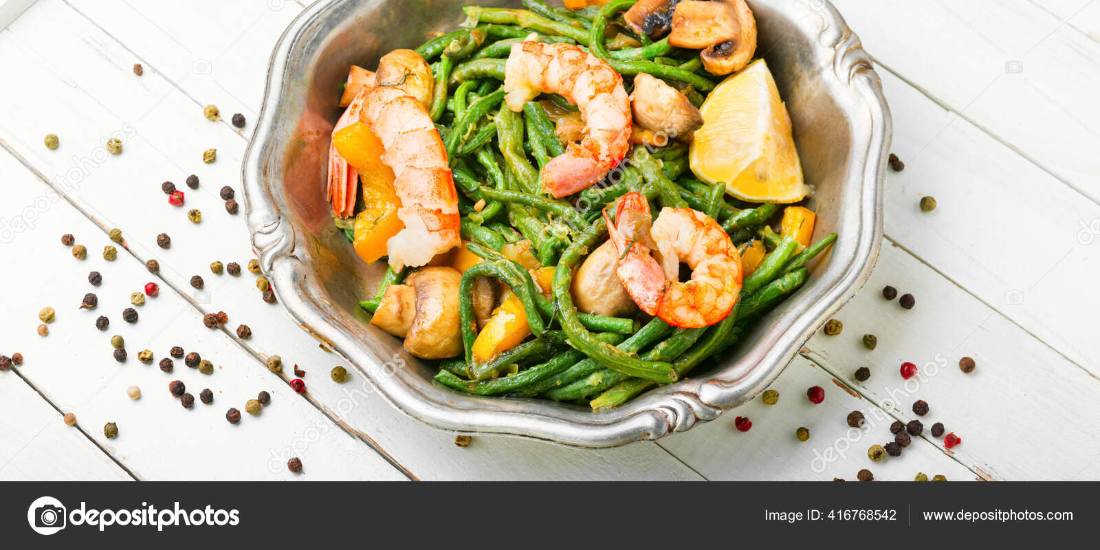 大西洋のエビやアスパラガス豆とサラダ シーフードや野菜とシチュー ストック写真 C Nikolay Donetsk