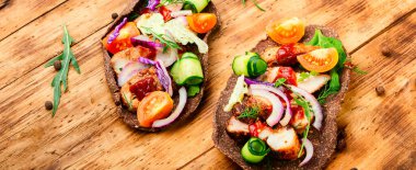 Sebze ve etten yapılmış iştah açıcı sandviçler veya bruschetta.