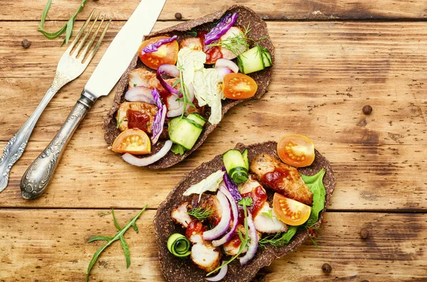 Aptitretare Smörgåsar Eller Bruschetta Gjorda Grönsaker Och Kött — Stockfoto