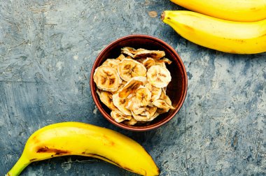 Bir kasede taze ve kurumuş muz.