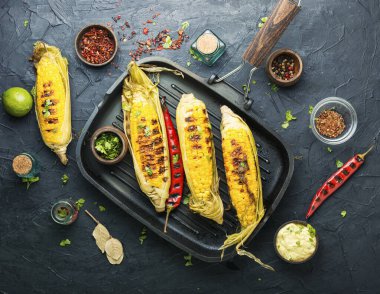 Sos ve baharatlı ızgara mısır. Vejetaryen aperatifi.