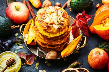 Ev yapımı balkabaklı krep yığını. Ballı balkabaklı pankek.