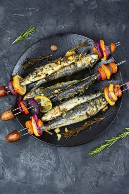 Taze pişmiş sardalya tabağı. Üst Manzara. Yemek fotoğrafçılığı.