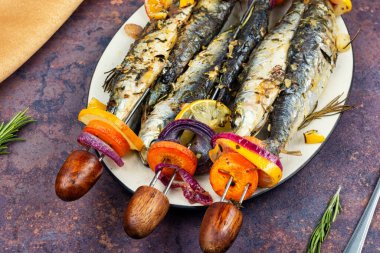 Sardalya kebablı deniz ürünleri tabağı, ızgara balık..