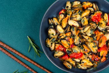 Haşlanmış midye, otlar ve sebzeler. Boşluğu kopyala.