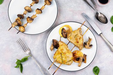 Kızarmış ton balıklı biftek ve mantarlı şiş. Balık BBQ.