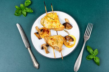 Mükemmel kurutulmuş ton balığı bifteği ve mantarlı şiş. Balık yemeği. Üst görünüm.