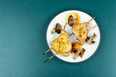 Şişte sebze garnitürlü fırında ton balığı bifteği. Uzayı kopyala Metin için boşluk.