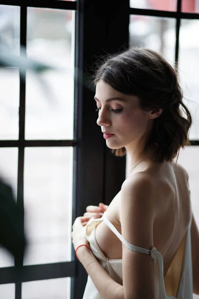 Genç bir gelin, açık gelinlik portresi