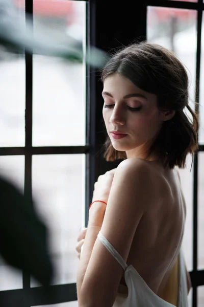 Genç bir gelin, açık gelinlik portresi