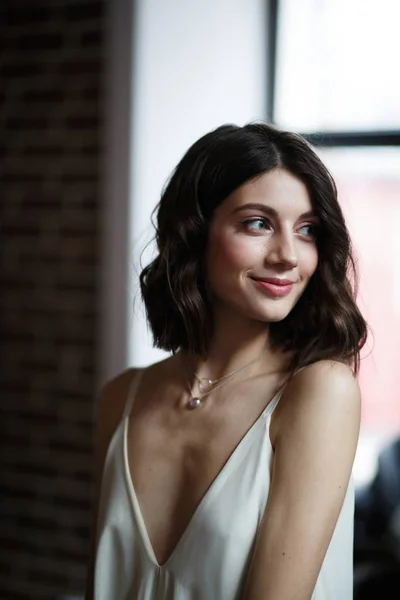 Genç bir gelin, açık gelinlik portresi