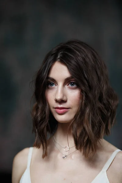 Genç bir gelin, açık gelinlik portresi